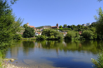 Fototapeta premium Blick vom Main bei Trennfeld auf den Winzerort Homburg am Main, Markt Triefenstein, Landkreis Main-Spessart, Unterfranken, Bayern, Deutschland