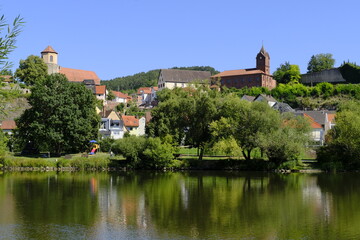 Obraz premium Blick vom Main bei Trennfeld auf den Winzerort Homburg am Main, Markt Triefenstein, Landkreis Main-Spessart, Unterfranken, Bayern, Deutschland