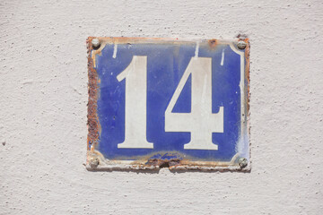 Schild; Hausnummernschild; Hausnummer; Nummer; Zahl; Ziffer; 14, vierzehn, alt, verwittert, blau; rosa; rot; Hausmauer; Wand; Steinwand; Hauswand; Symbol; Deutschland; EU; Europa