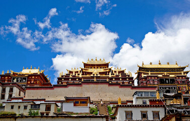 Naklejka premium Songtsam Monastery Shangri-La Tibetan Buddhist Temple Architecture