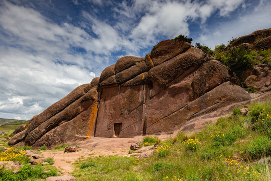Reddish rock formations in Aramu Muru