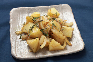 ジャガイモと玉ねぎの炒め物