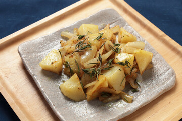 ジャガイモと玉ねぎの炒め物