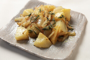 ジャガイモと玉ねぎの炒め物