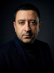 Obraz premium Close up portrait of serious man with intense gaze in studio