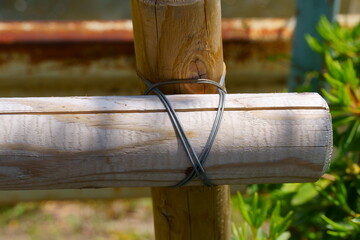 添え木を固定するワイヤー