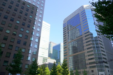 ビルの谷間から見える青空