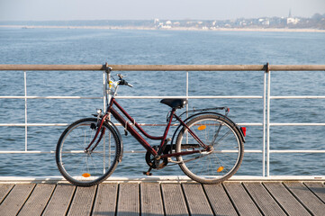 rower na molo nad Bałtykiem © marsad