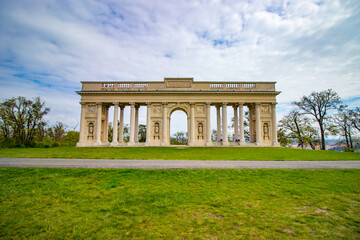 Obraz premium Historic colonnade on Reistna hill. Architectural landmark and cultural heritage site set in a scenic environment, suitable for travel, tourism, or landscape photography.