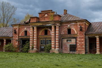 Obraz premium The central building of the old stud farm of Count Stroganov on a gloomy May day. Volyshevo, Pskov region. Russia