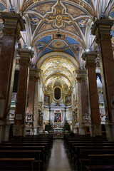 Fototapeta premium Ornate Interior of a Roman Church with Golden Ceilings and High Altar