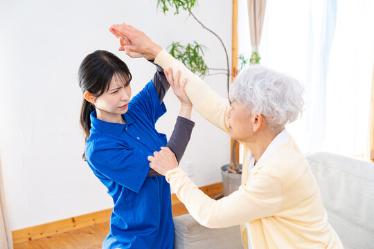 暴力を振るう女性