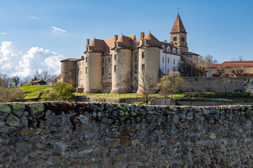 Ch&acirc;teau prieur&eacute; de Pommiers-en-Forez. Mille ans d&rsquo;histoire et d&rsquo;architecture se d&eacute;voilent au cours de la visite de ce lieu aux multiples h&eacute;ritages