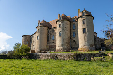 Ch&acirc;teau prieur&eacute; de Pommiers-en-Forez. Mille ans d&rsquo;histoire et d&rsquo;architecture se d&eacute;voilent au cours de la visite de ce lieu aux multiples h&eacute;ritages
