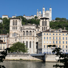 vue depuis le bord de Sa&ocirc;ne sur la cath&eacute;drale Saint Jean et la basilique de Fourvi&egrave;re &agrave; Lyon en France, monuments historiques fran&ccedil;ais