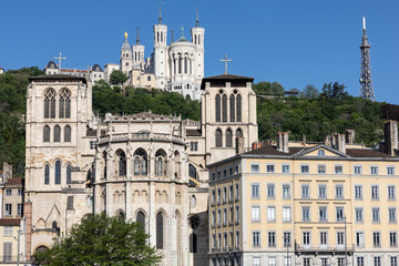 vue depuis le bord de Sa&ocirc;ne sur la cath&eacute;drale Saint Jean et la basilique de Fourvi&egrave;re &agrave; Lyon en France, monuments historiques fran&ccedil;ais