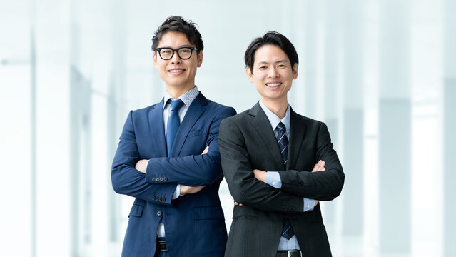 腕を組んで立つ日本人ビジネス男性2人のポートレート, Portrait of two Japanese business men standing with arms crossed