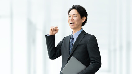 ガッツポーズで成果を喜ぶ日本人ビジネス男性, Japanese business man celebrating...