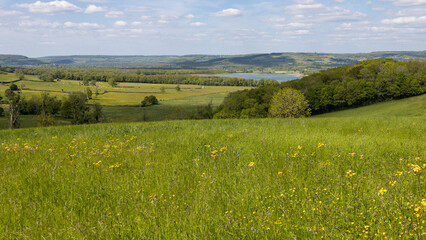 paysage rural en C&ocirc;te d'Or autour du r&eacute;servoir de Cercey au printemps