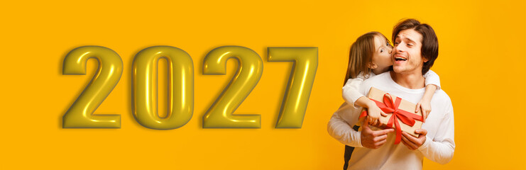 Obraz premium A collage shows friends celebrating the start of 2027. People share gifts and smiles, enjoying the time together with bright colors and festive decorations creating a lively atmosphere.