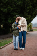 Obraz premium Happy interracial couple enjoying an autumn walk outdoors