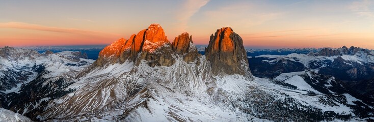 Obraz premium Panorama of the Dolomites mountains in Sellaronda during autumn sunrise