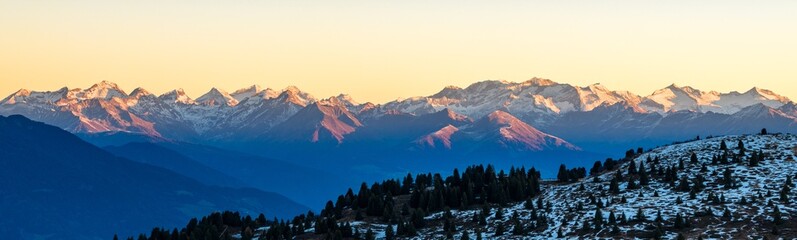 Obraz premium Panorama of Passo Giau in the Dolomites mountains during autumn sunrise