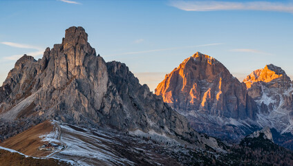 Obraz premium Panorama of Passo Giau in the Dolomites mountains during autumn sunrise