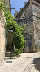 Une ruelle de Saint-Paul-Trois-Chateaux, dans le centre historique de cette petite ville situ&eacute;e dans la Dr&ocirc;me proven&ccedil;ale