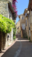 Une ruelle de Saint-Paul-Trois-Chateaux, dans le centre historique de cette petite ville situ&eacute;e dans la Dr&ocirc;me proven&ccedil;ale