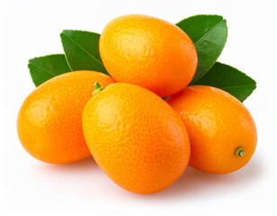 Frische Kumquats mit gr&uuml;nen Bl&auml;ttern auf wei&szlig;em Hintergrund