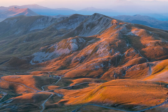 Italy, Abruzzo, Gran Sasso e Monti della Laga National Park, sunrise on plateau Campo Imperatore