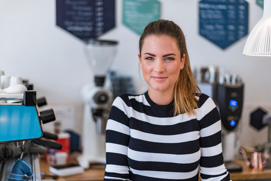 Portrait of smiling young woman in a cafe