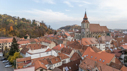 Obraz premium Aerial drone view, sunrise, Black church, Biserica Neagrăin Brașov, Transylvania, Romania. Beautiful famous must-see tourist attraction. Travel destination. Historical city in Romania, hidden gem.