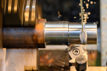 Lathe Machine Finish Cutting Metal Shaft with Liquid Coolant Method