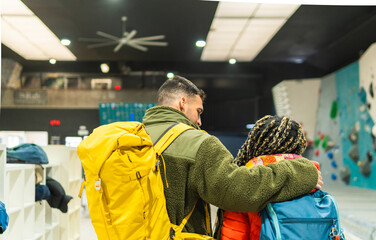 Couple preparing to climb at indoor bouldering gym © ALIDA