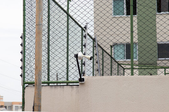 C&acirc;mera de seguran&ccedil;a em condom&iacute;nio residencial fechado