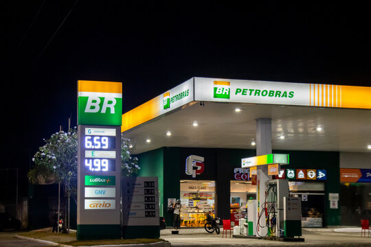 Posto de combust&iacute;vel Petrobr&aacute;s a noite. 