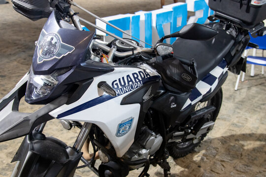 Moto da guarda municipal em uma cidade brasileira. 