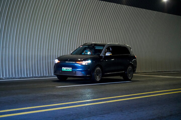 Obraz premium Chinese brand cars using Huawei's intelligent driving system are currently undergoing testing and trial drives.