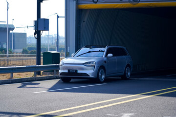 Obraz premium Chinese brand cars using Huawei's intelligent driving system are currently undergoing testing and trial drives.