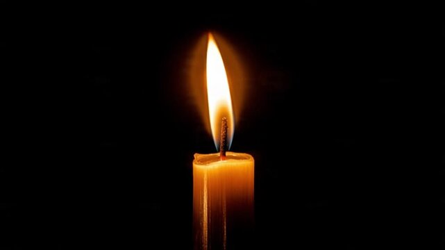 Kerzenflamme in Dunkelheit