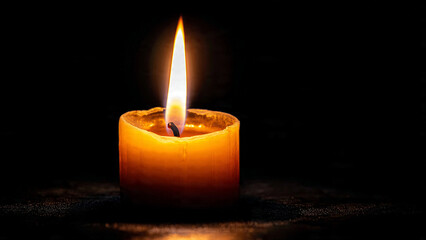 Kerzenflamme in Dunkelheit