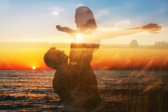 Silhouette love couple on beach background