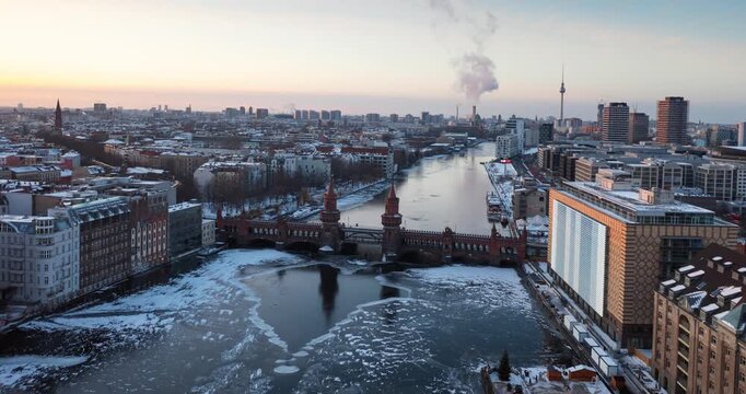 Oberbaumbr&uuml;cke im Winter, Verbindung zwischen den Ortsteilen Kreuzberg und Friedrichshain &uuml;ber die Spree. Berlin, Deutschland