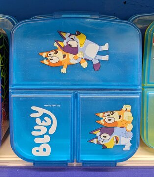 Fiambrera de pl&aacute;stico con im&aacute;genes de Bluey y Bingo en tienda de juguetes de Madrid, Espa&ntilde;a, 17 de enero de 2026