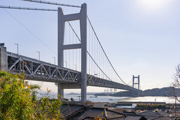 Fototapeta premium 岡山県倉敷市 田土浦坐神社から見た瀬戸大橋と田之浦の街並み