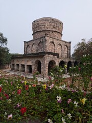 Obraz premium Qutub Shahi tombs are Islamic tombs and mosques Qutub Shahi dynasty located in the Ibrahim Bagh in Hyderabad, Telangana, India.