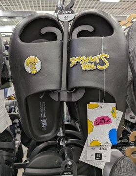 Sandalias de pl&aacute;stico con The Simpsons en tienda Pepco de Madrid, Espa&ntilde;a, 17 de enero de 2026