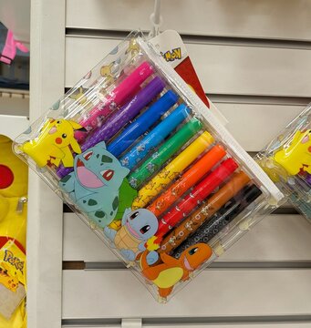 Pack de rotuladores con Pikachu de Pok&eacute;mon en expositor de tienda Pepco en Madrid, Espa&ntilde;a, 17 de enero de 2026